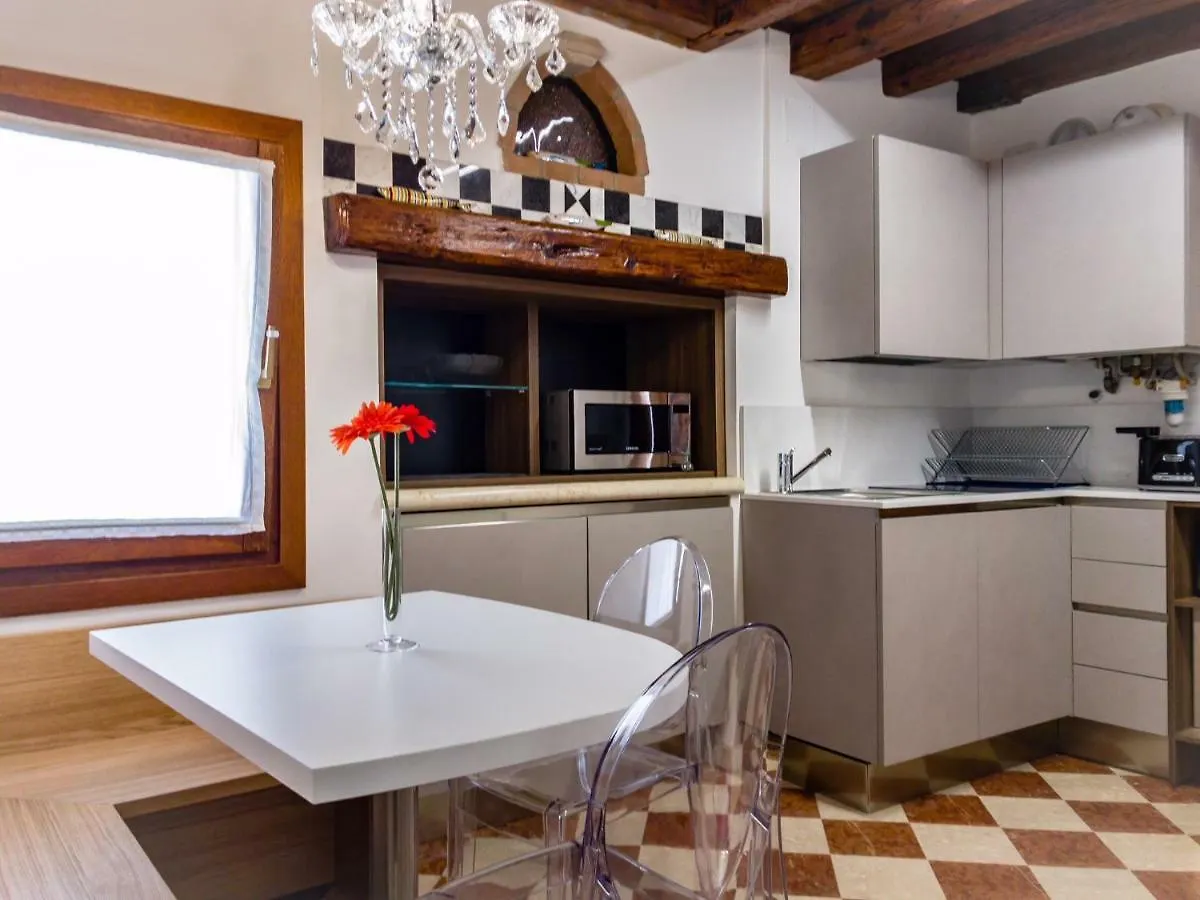 Antico Caminetto Alla Biennale Velence Apartman