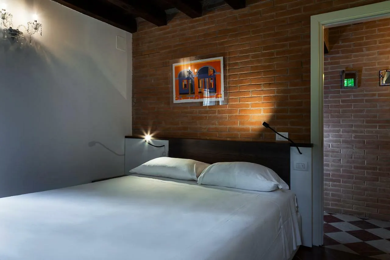 Antico Caminetto Alla Biennale Venecia 0*,